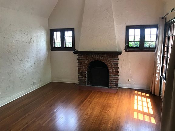 4th image of 1855 Twin Palms Dr