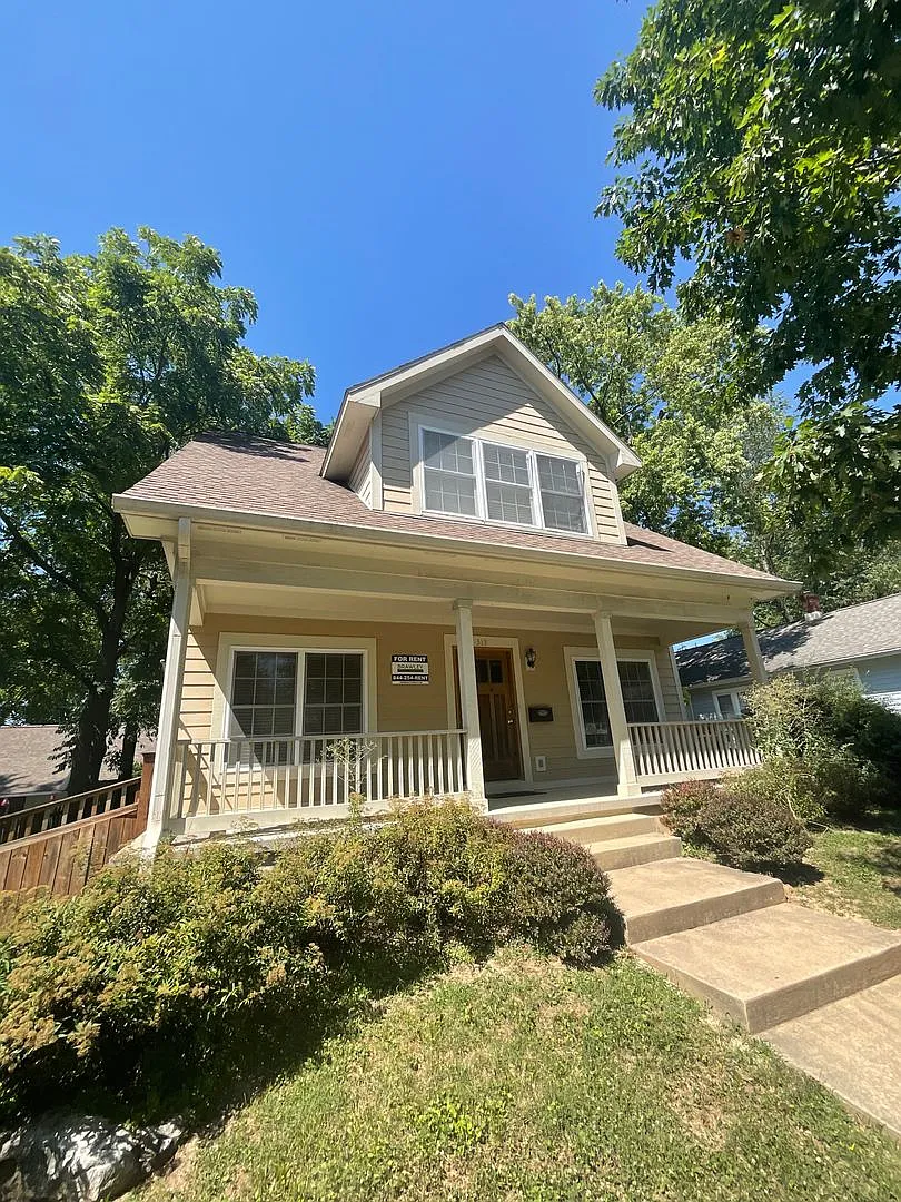 Available August 2027 Large 3 Bed, 3 Bath House With Fenced Yard — Photo 1