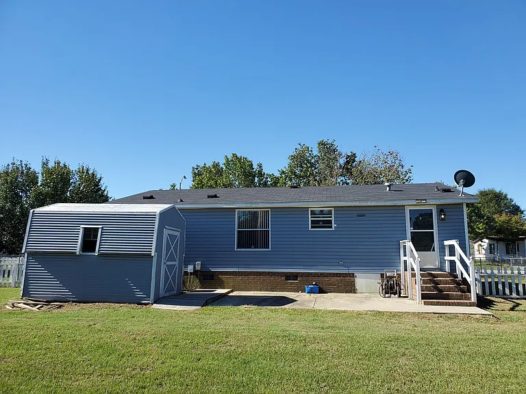 4043 Nashville Dr — Photo 2