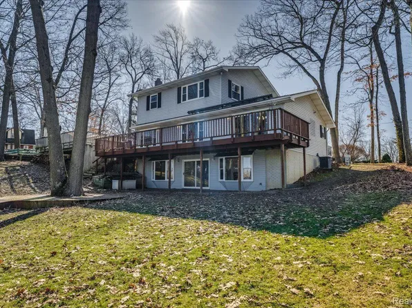 6402 Hartwood Dr, Fenton, MI 48430