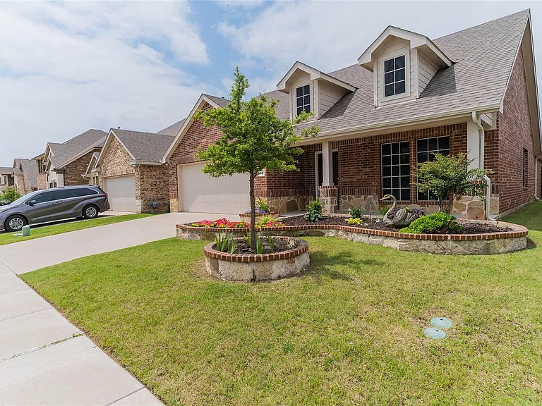 562 Jamestown Ln — Photo 2