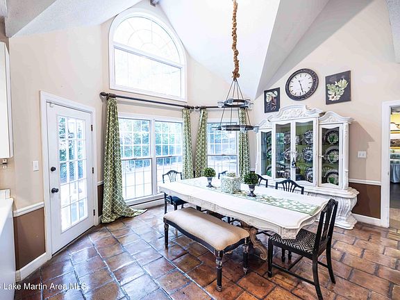 3rd image of 105 Shady Ln