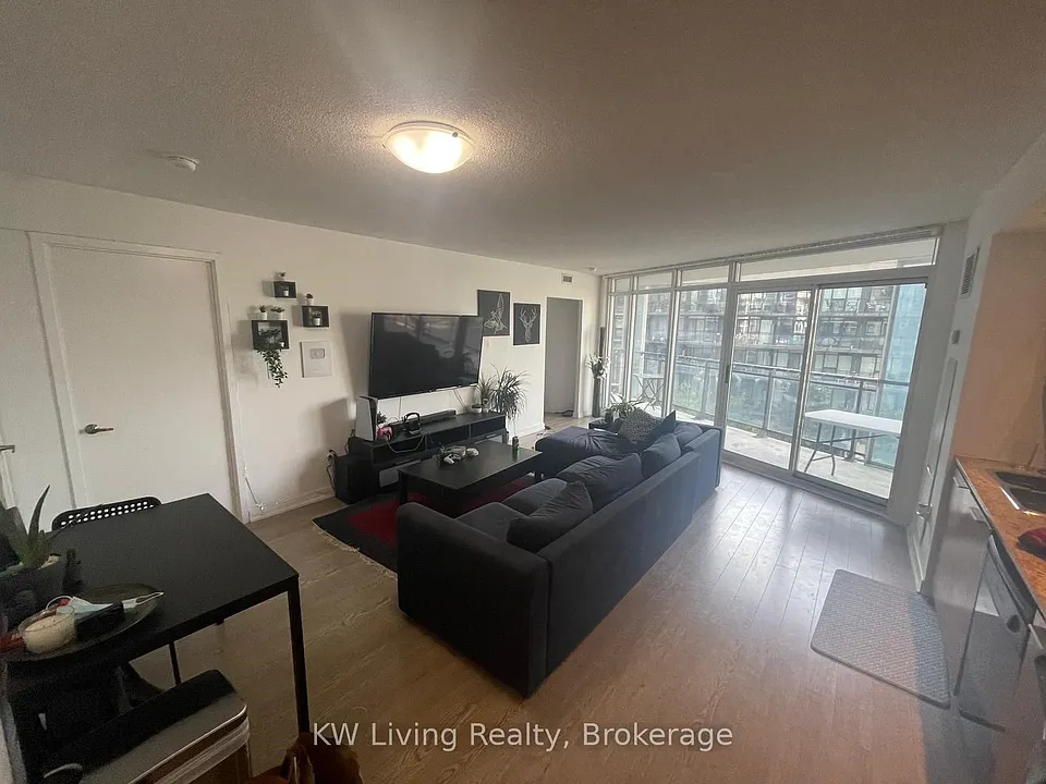 25 Capreol Ct #612