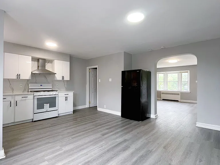 1522 Devereaux Ave — Photo 2