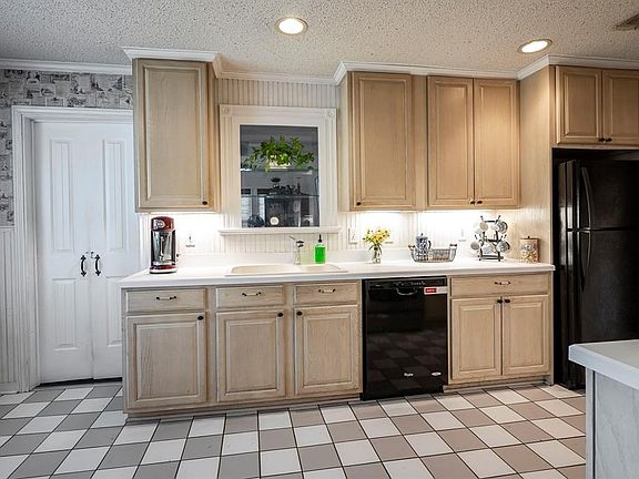 3rd image of 1321 Linden Ln