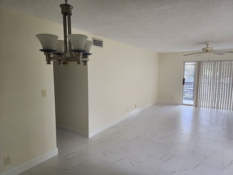 1st image of 405 Gardens Dr