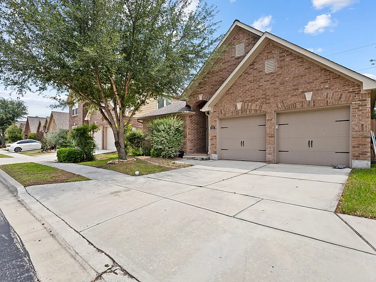 2185 Range Rd — Photo 2