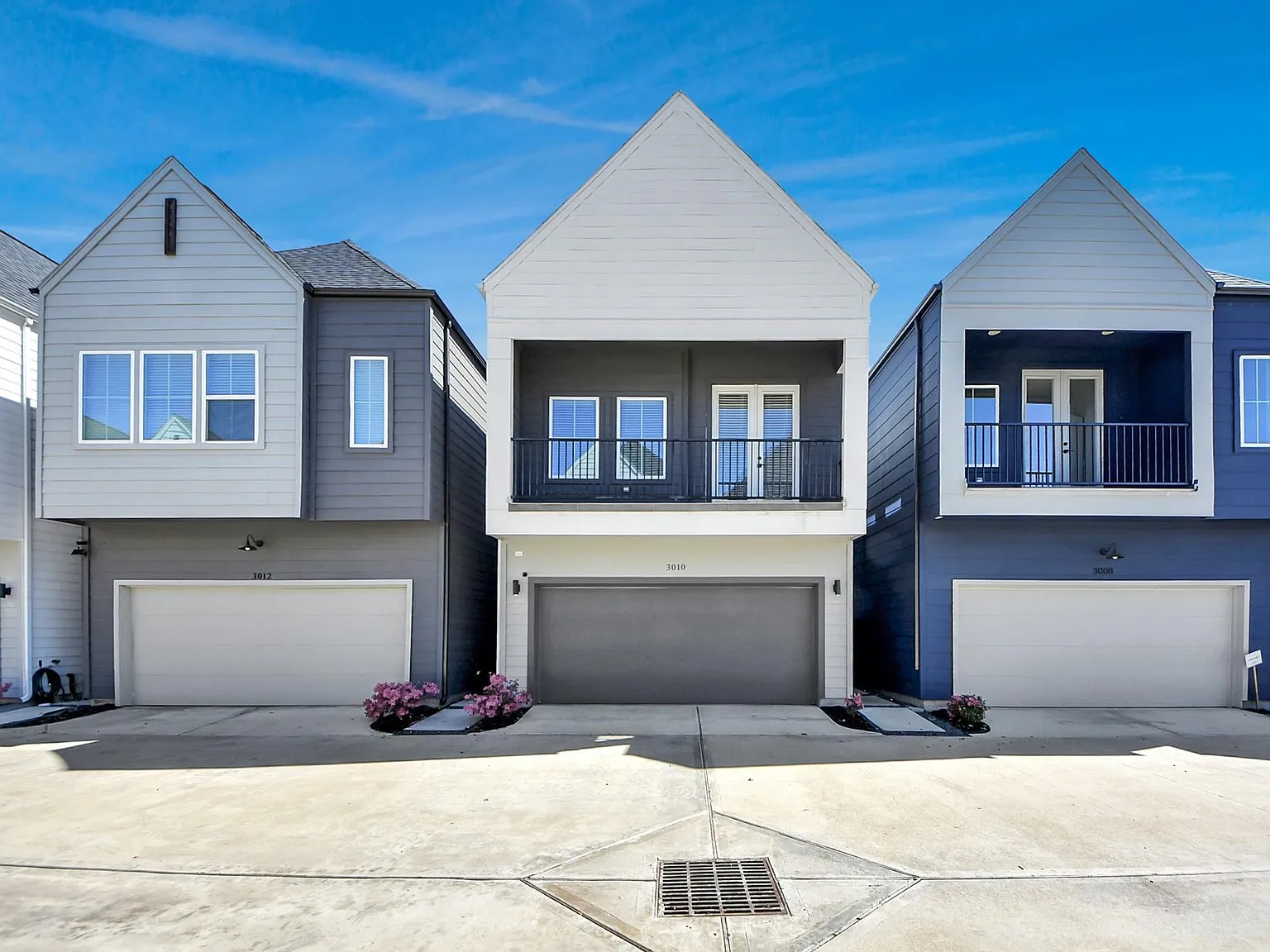 3 bed, 2.5 bath, 1570 sqft, $2,500 — Photo 2