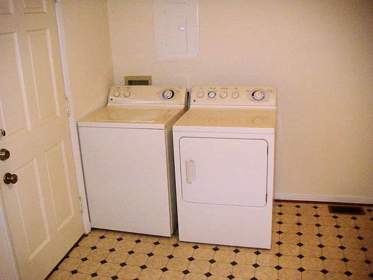 1208 Courtland Dr — Photo 18
