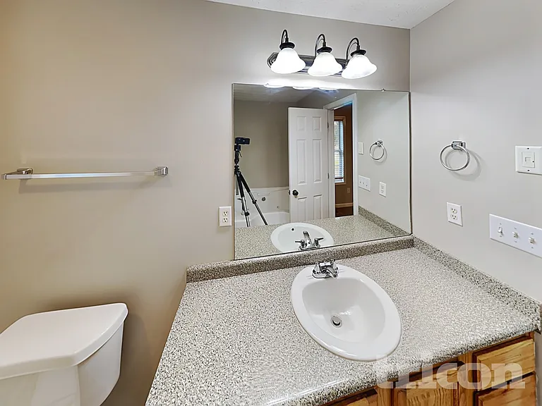 66 Justin Dr — Photo 7