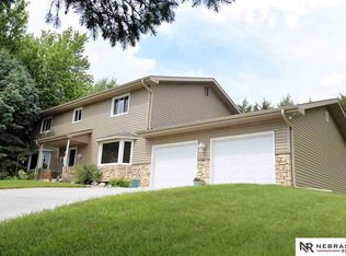 1305 Hickory Cir, Papillion, NE 68133