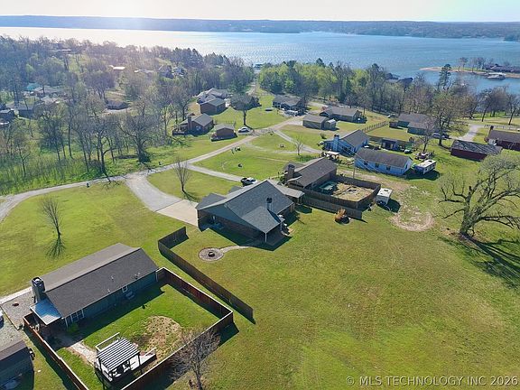 2nd image of 31948 Dogwood Cir