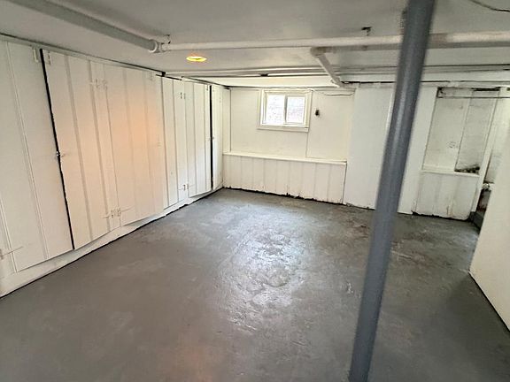 2nd image of 27 Roselyn Pl