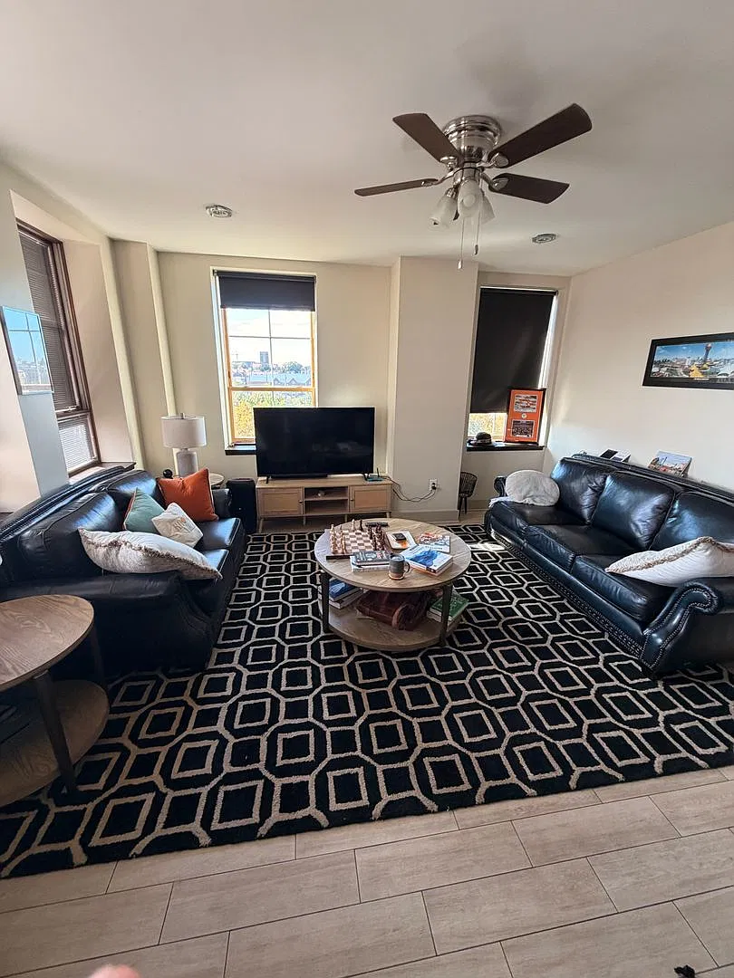 $2500 Per Month -Medical Arts Building - 2 Bedroom/2 Bath- Downtown Condo! With Assigned Parking.... — Photo 4