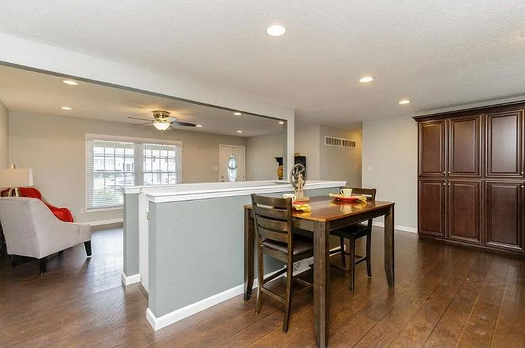 3 bed, 2002 sqft, $2,450 — Photo 4