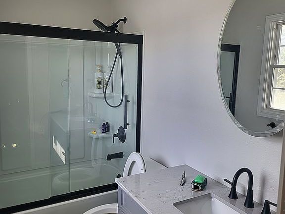 Upstairs full bathroom