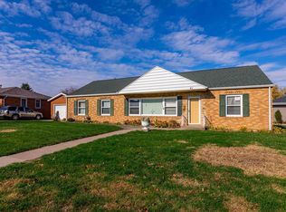 41 Geneva Dr, Muscatine, IA 52761