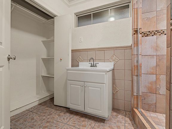 12th image of 104 E Franklin St
