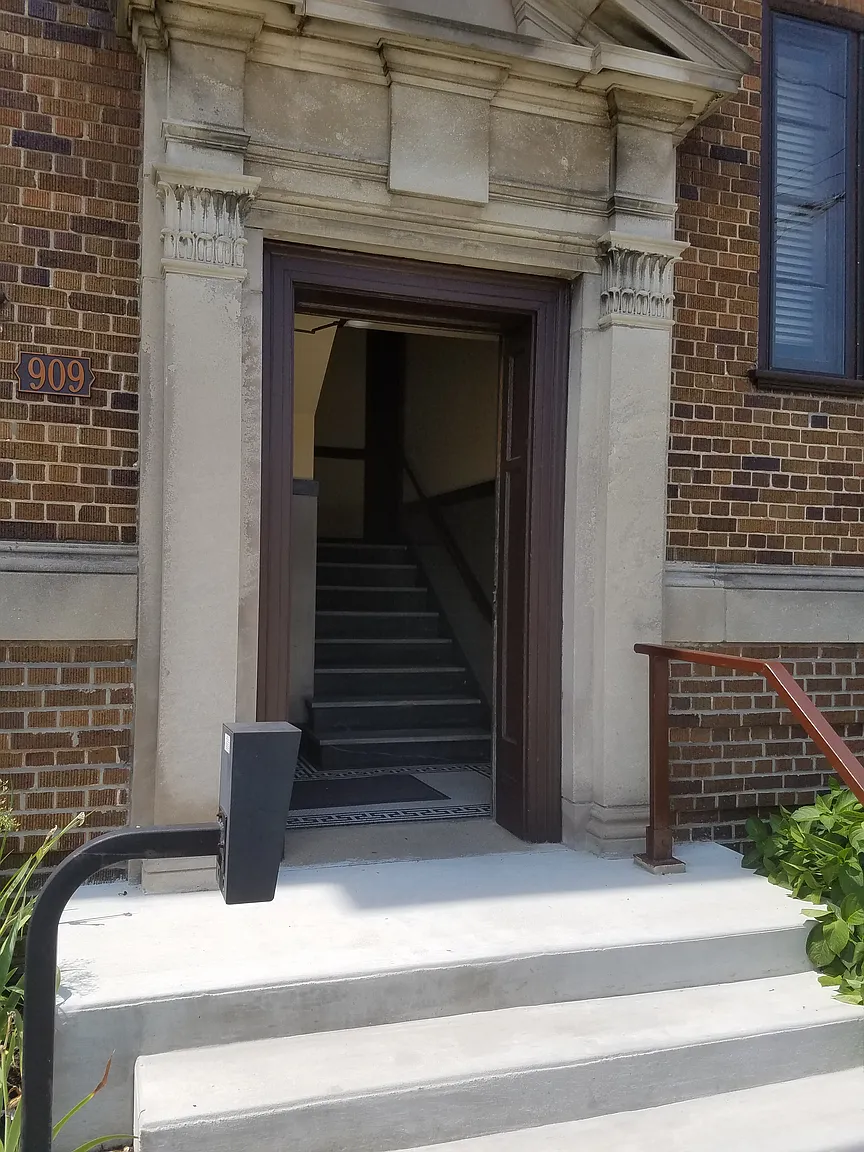 909 Spring St #647381f26 photo 1
