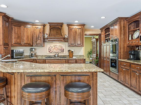 3rd image of 4 Cottagewood Lane