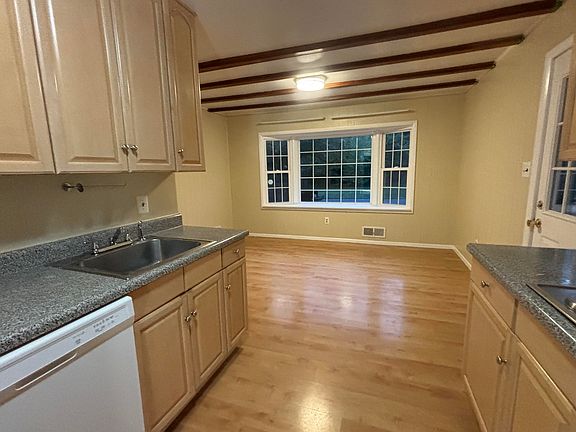 3rd image of 824 Cabin John Pkwy