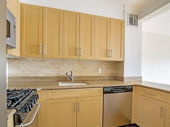 5th image of 41 Park Ave APT 15A