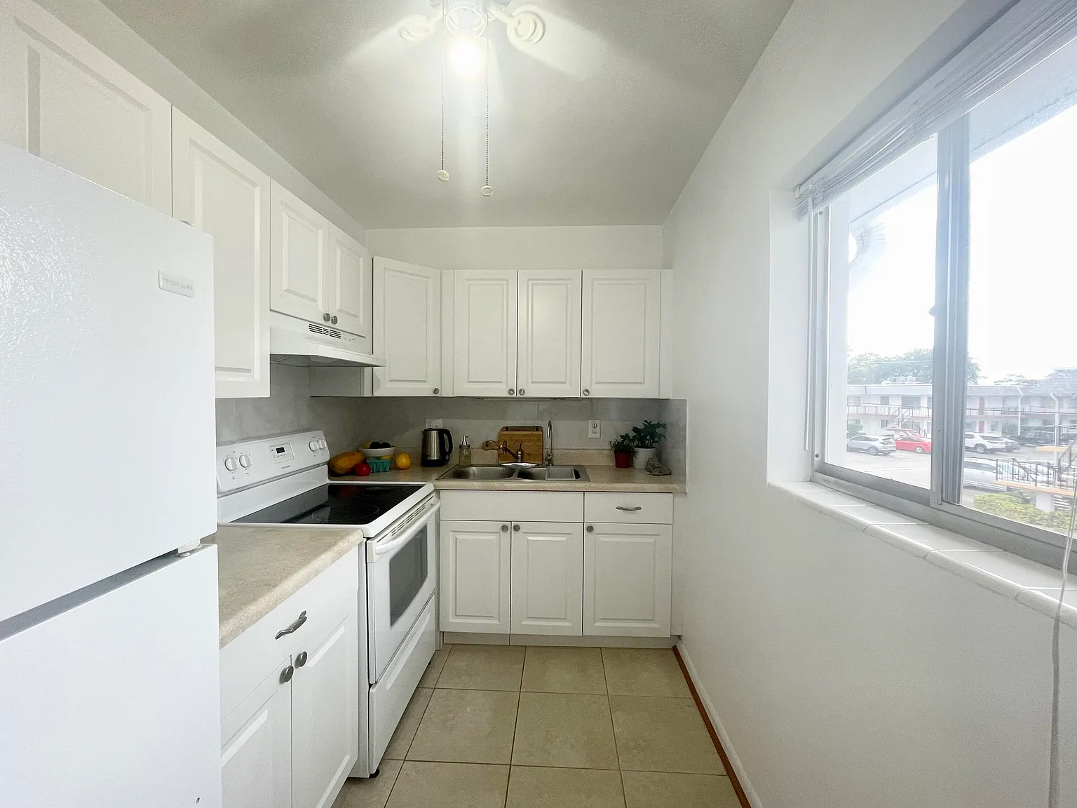 1 bed, 1.0 bath, 734 sqft, $1,350 — Photo 2