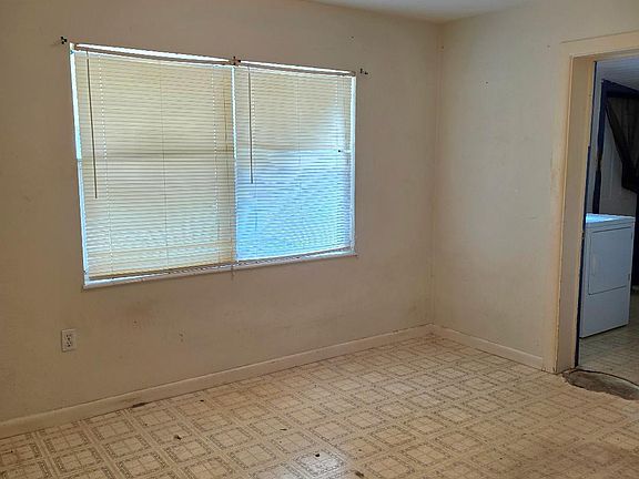 5th image of 325 SE 16th Avenue