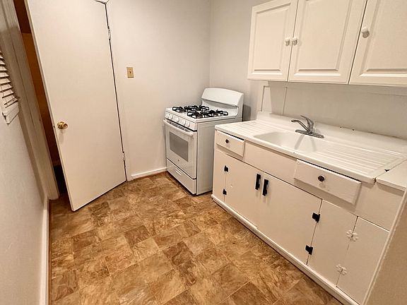 5th image of 598 Spruce Rd #2