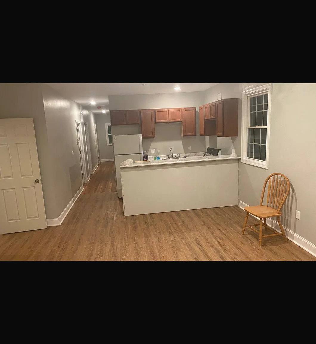 3 bed, 1.0 bath, 1200 sqft, $1,600 — Photo 1