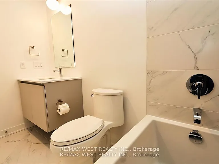 395 Dundas St W #822 — Photo 10