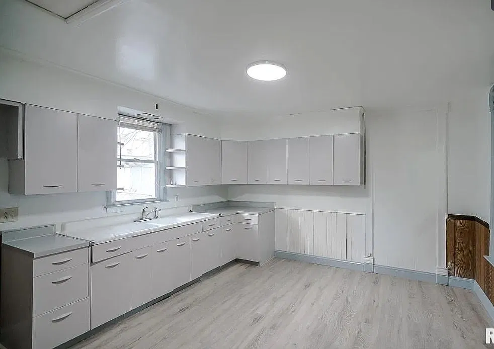 4 bed, 2.0 bath, 2033 sqft, $1,400 — Photo 3