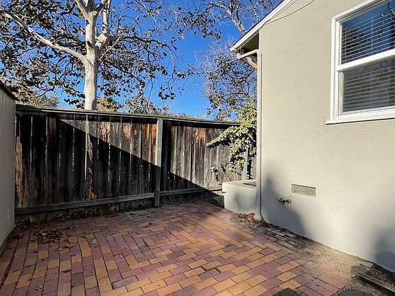 3rd image of 125 Casa St