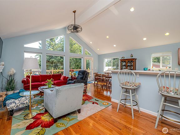 3rd image of 762 Evergreen Avenue SE