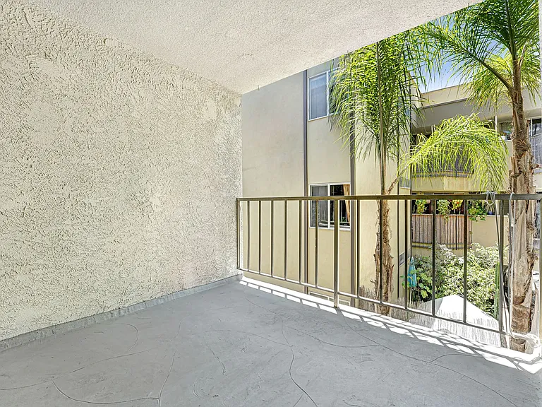 8300 De Longpre — Photo 10
