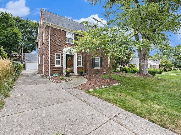 3rd image of 900 Iroquois Dr SE