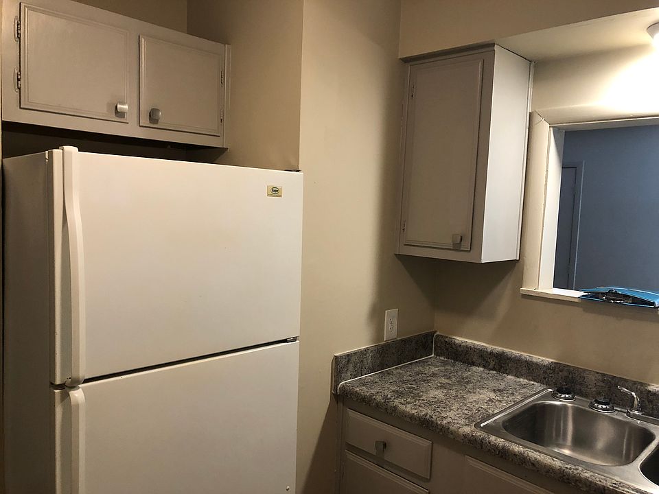 2nd image of 315 S Oak St APT 7