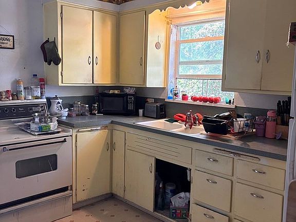 5th image of 926 W Young St