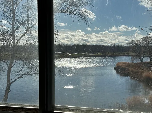 321 Sandpebble Ln, Aurora, IL 60504