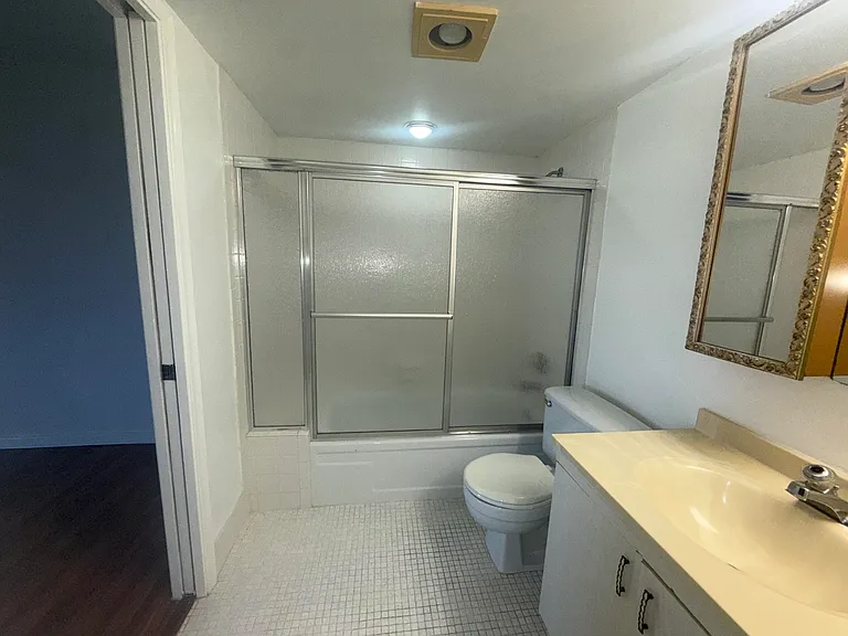 2901 Victoria Cir #H4 — Photo 17
