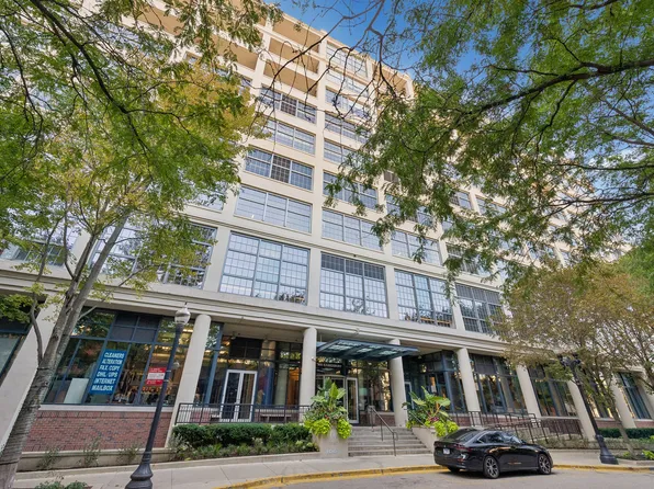 900 N Kingsbury St APT 717, Chicago, IL 60610