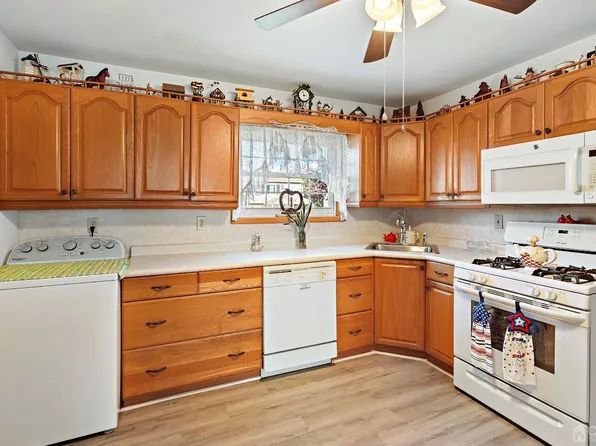 38 Ash Ter, Parlin, NJ 08859