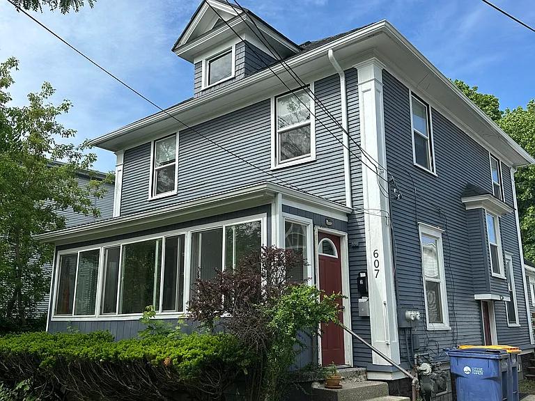 607 Fuller Ave SE — Photo 1