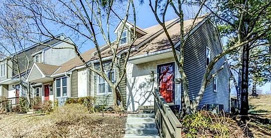 1st image of 102 Saint Albans Ct
