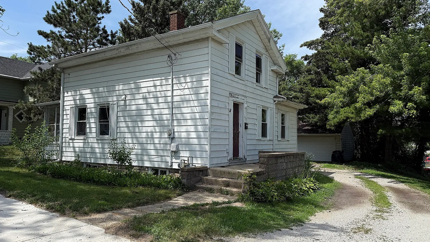 4 bed, $1,400 — Photo 1