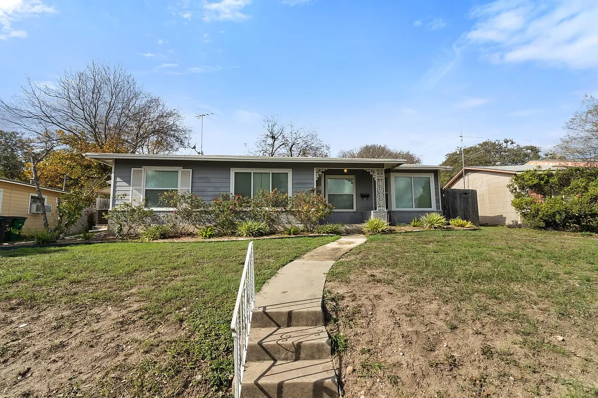 311 Karen Lane Unit A — Photo 1