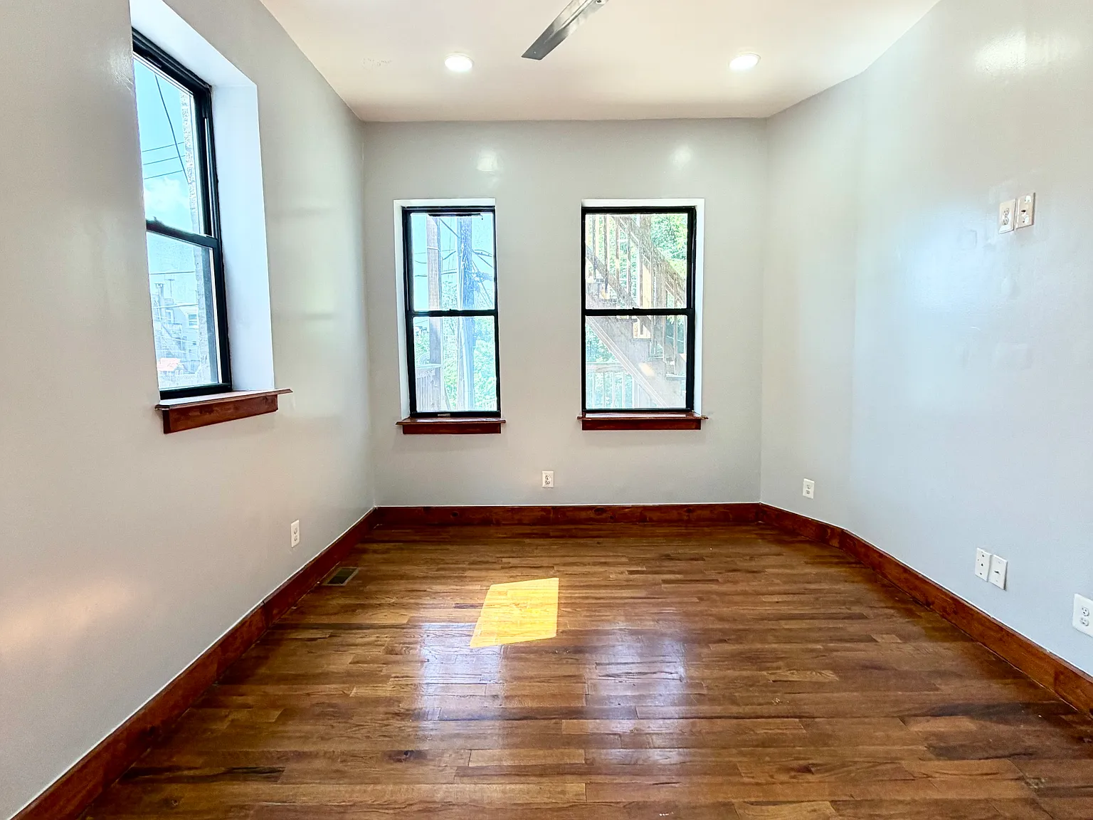 3 bed, 2300 sqft, $2,150 — Photo 4