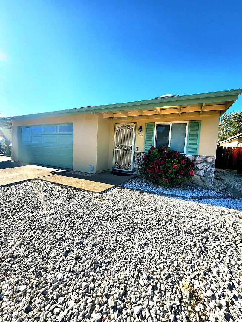 Comfortable 2 Bed, 2 Bath Single Level Home in a 55+ Community — Photo 1