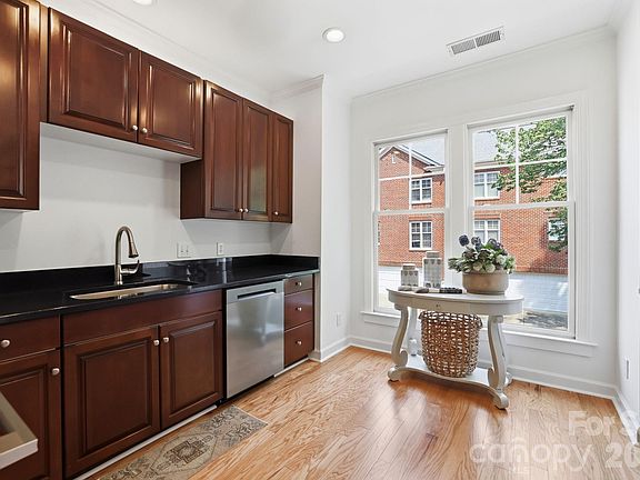 3rd image of 4703 S Hill View Dr