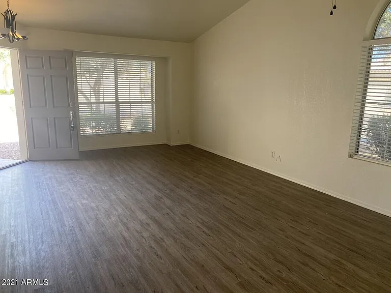 525 W Candlewood Ln — Photo 6